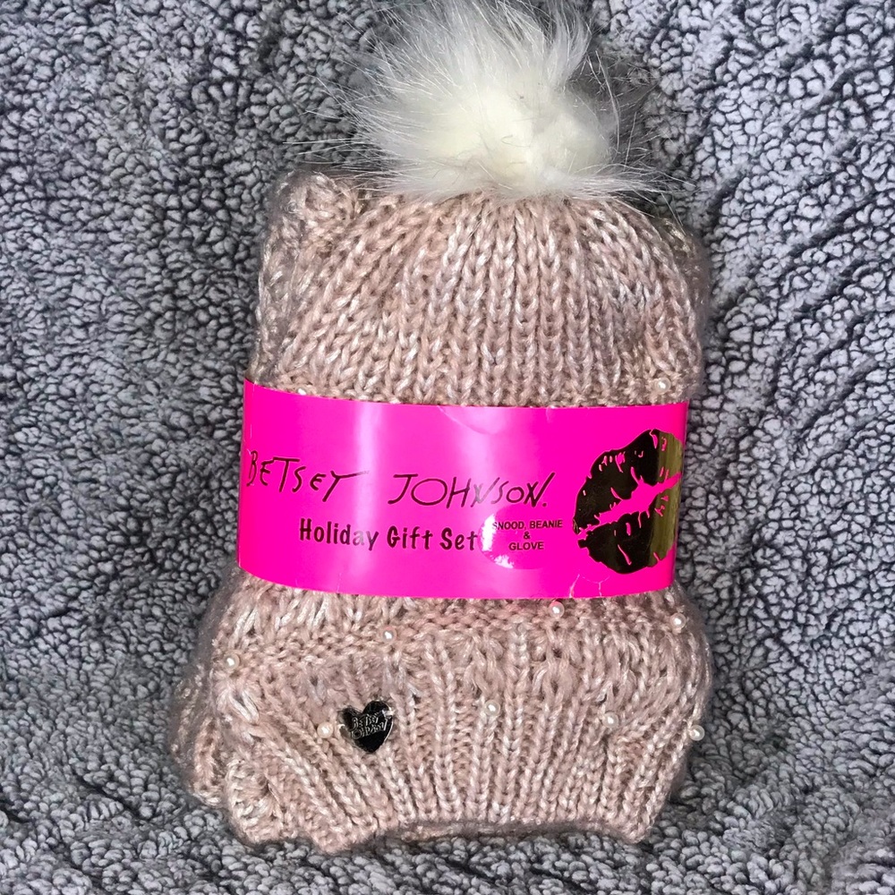Betsy Johnson Holiday Winter Gift Set